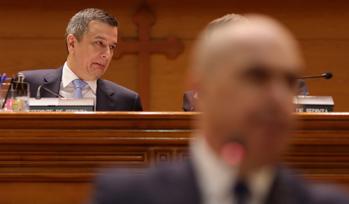 Ce nu s-a văzut la televizor în timpul votului moțiunii de cenzură împotriva Guvernului Bolojan. Negocieri în șoaptă, telefoane pe fugă și calcule la limită