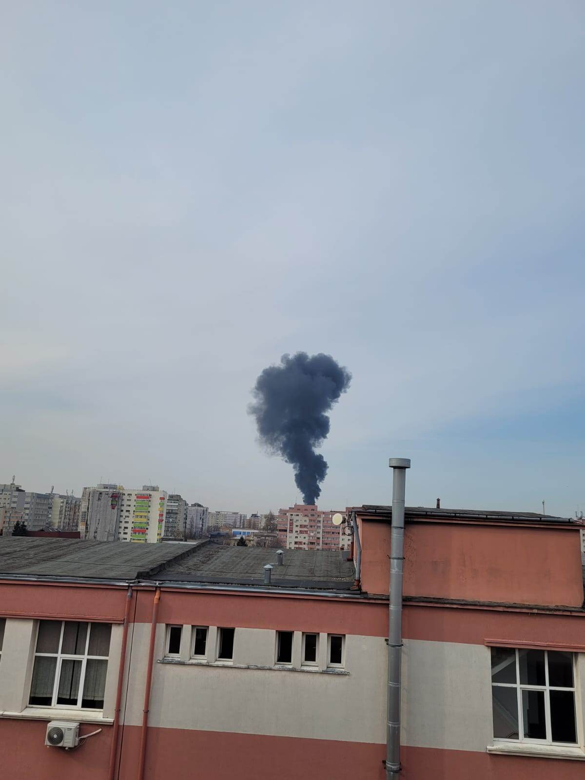 Incendiu puternic pe acoperișul unui bloc, în cartierul Rahova din București. FOTO