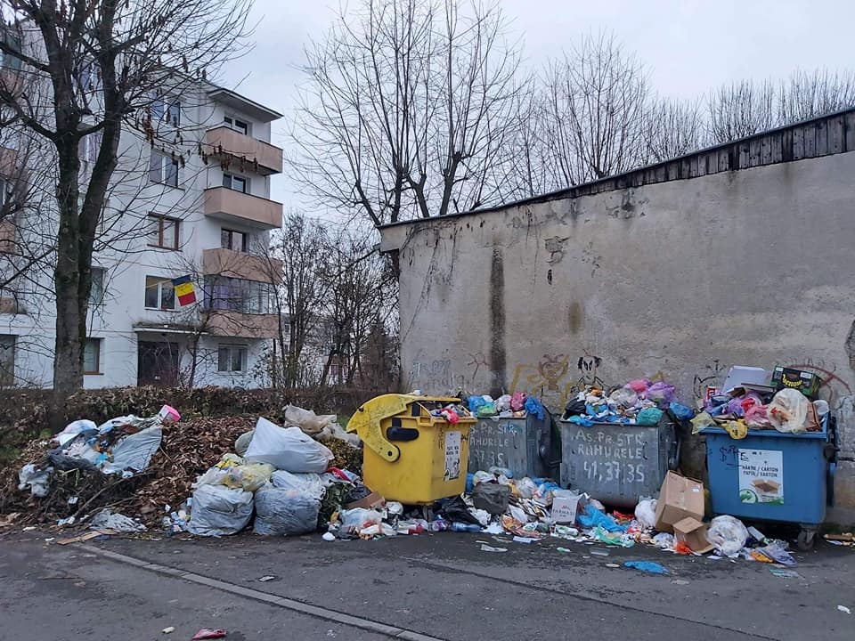 Şase saci cu gunoi, cadou de Crăciun dăruit primarului din Târgu Mureş de un consilier local, în semn de protest  | VIDEO