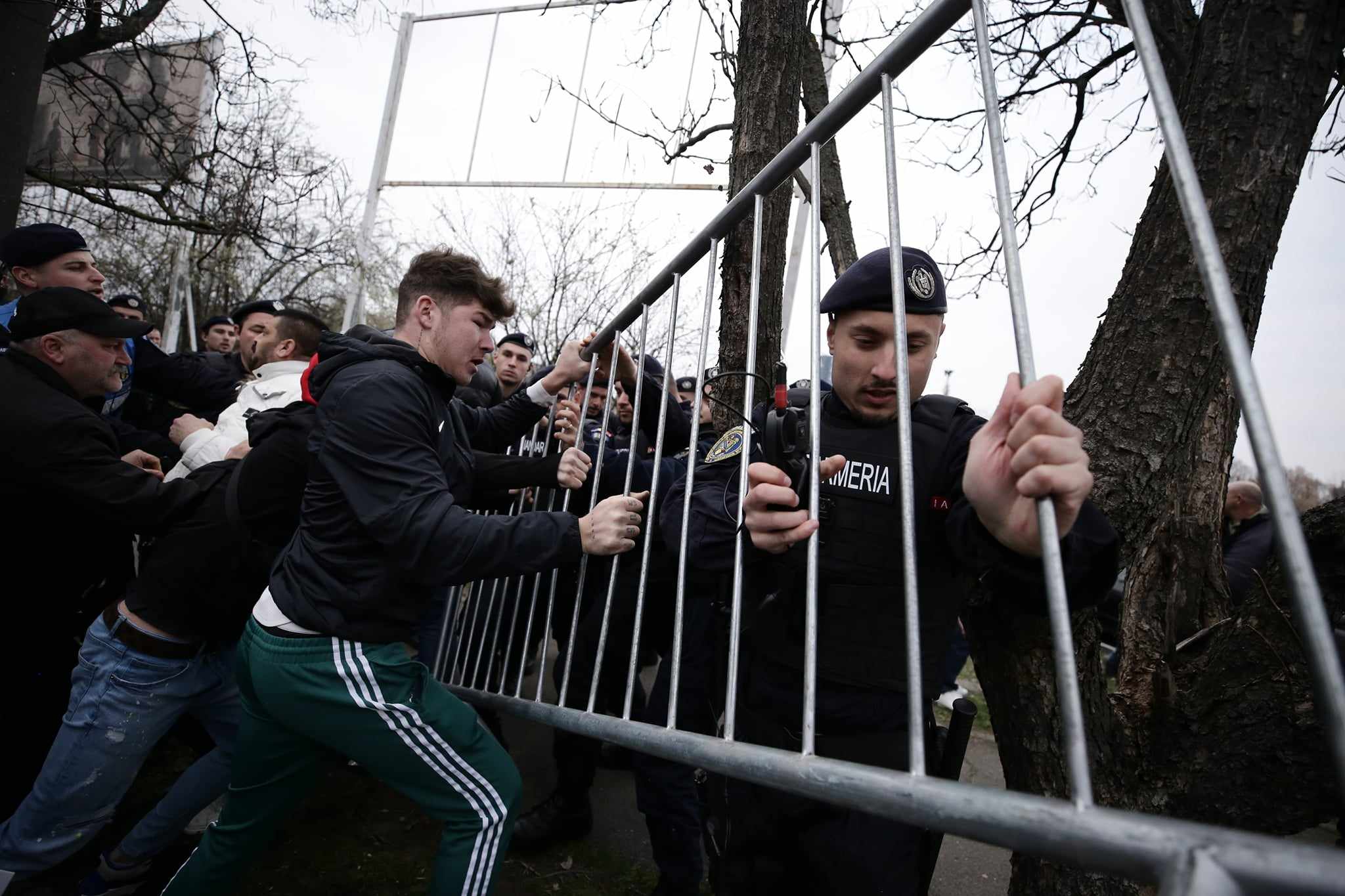 Protest AUR în timpul Congresului PPE de la București. Manifestanții s-au îmbrâncit cu jandarmii: „Ursula, nu uita, România nu te vrea!”