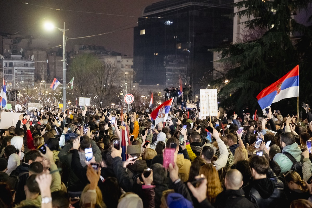 Român la protestul uriaș din Belgrad: „Asta e lupta noastră alături de poporul majoritar!”