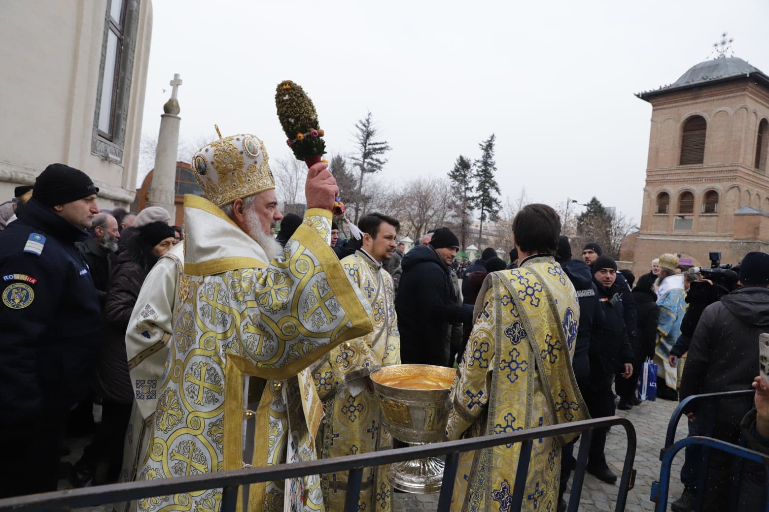 Slujba de Bobotează de la Patriarhie, oficiată de Patriarhul Daniel. Sute de oameni au stat la coadă pentru agheasmă / GALERIE FOTO