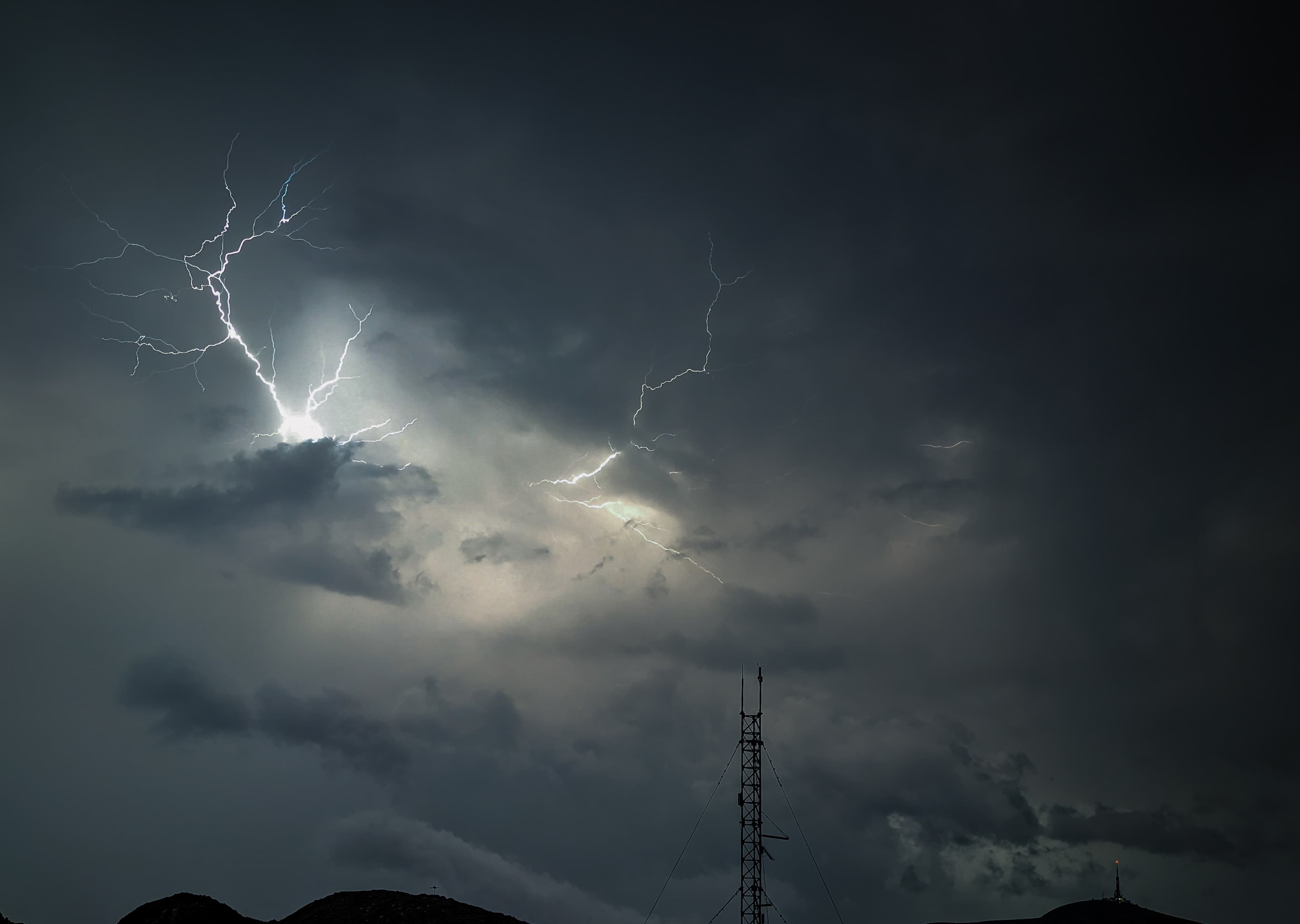 Sergiu Olteanu, meteorologul care trăiește la 2.500 de metri altitudine: „Când apare vântul, chiar și 10-20 de kilometri/oră, e gata”. Regulile cele mai importante iarna, pe munte