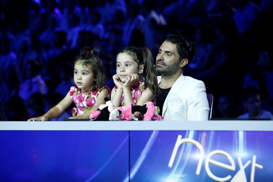 Pepe, sărbătorit pe platourile de filmare, la “Next Star”.  Maria și Rosa i-au făcut o surpriză tatălui lor, la aniversarea zilei de naștere | FOTO