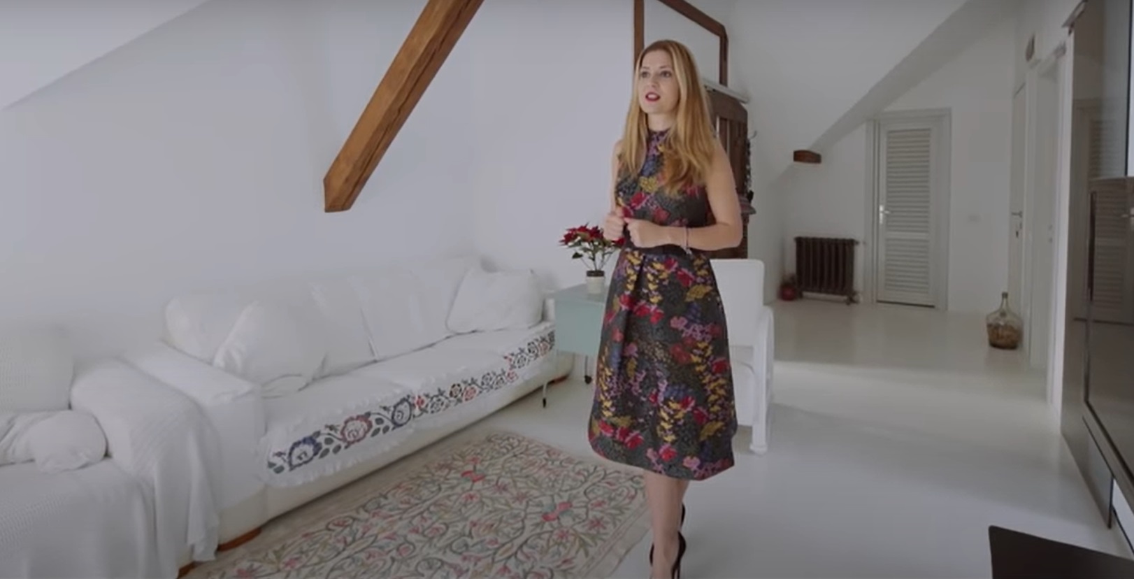 Imagini din mansarda de lângă parcul Cișmigiu în care locuiește Amalia Enache. Cada din baie e adusă de la Paris