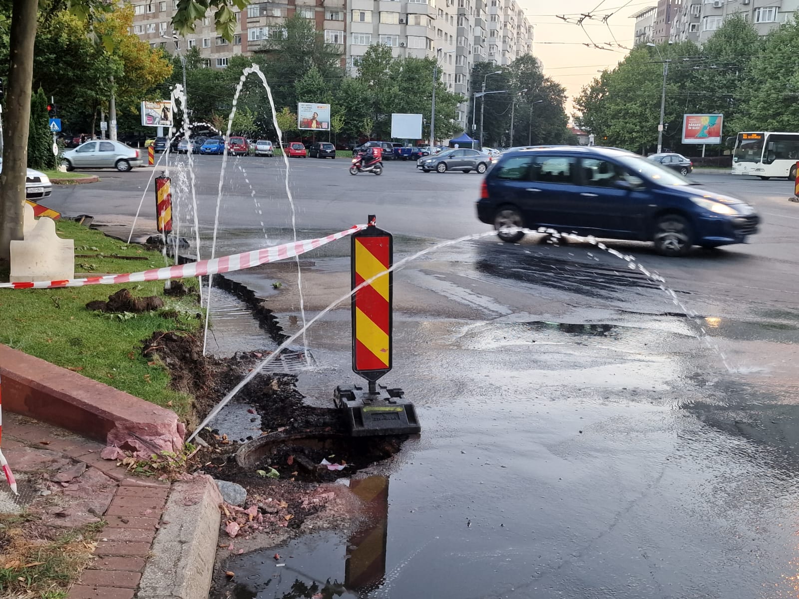 Secetă, dar nu și în sectorul 3. O fântână arteziană creată accidental udă mașinile care circulă în intersecția de la Baba Novac
