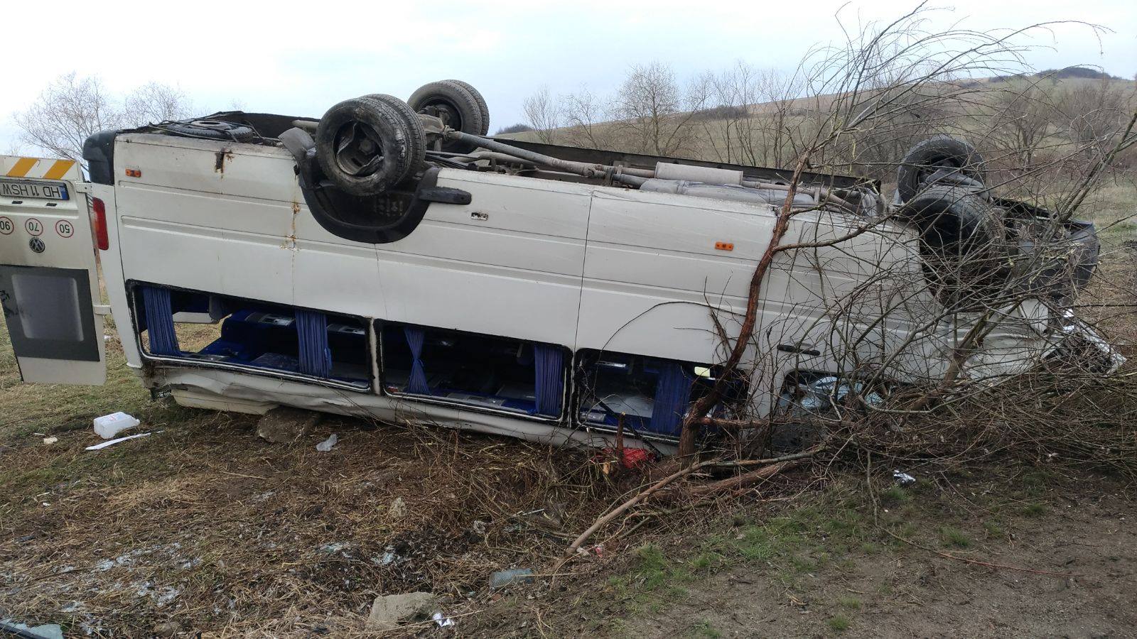 UPDATE: Un microbuz școlar s-a răsturnat în județul Hunedoara. 13 elevi au fost răniți. Fiul unui europarlamentar se afla printre pasageri