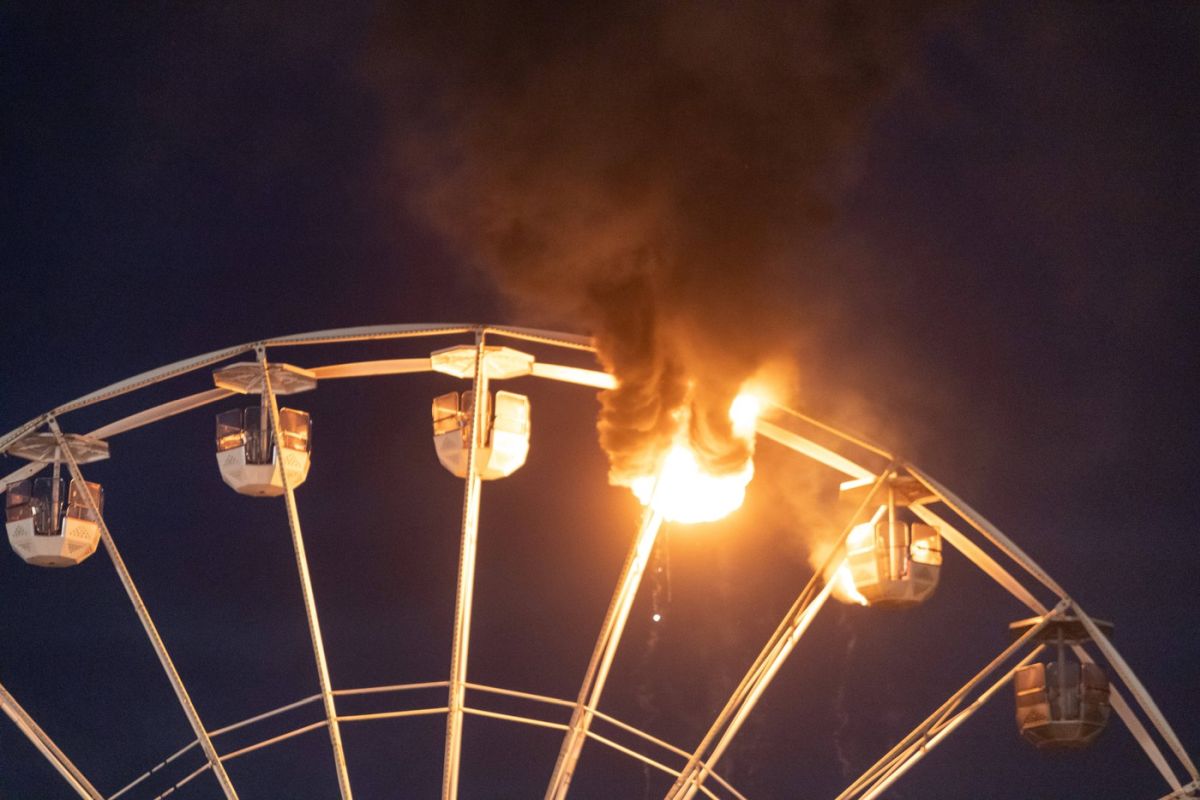 O roată panoramică a luat foc în timpul unui festival de muzică din Germania. Cel puțin 20 de oameni au fost răniți