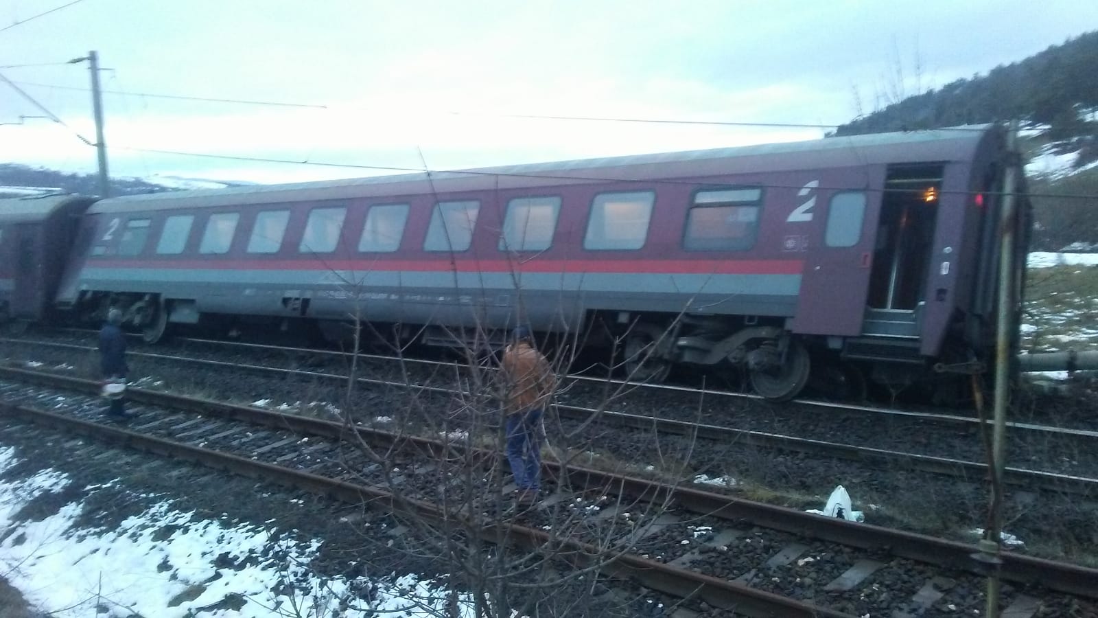 UPDATE: Zeci de călători din trenul deraiat în județul Hunedoara, preluați de rude cu mașinile / FOTO