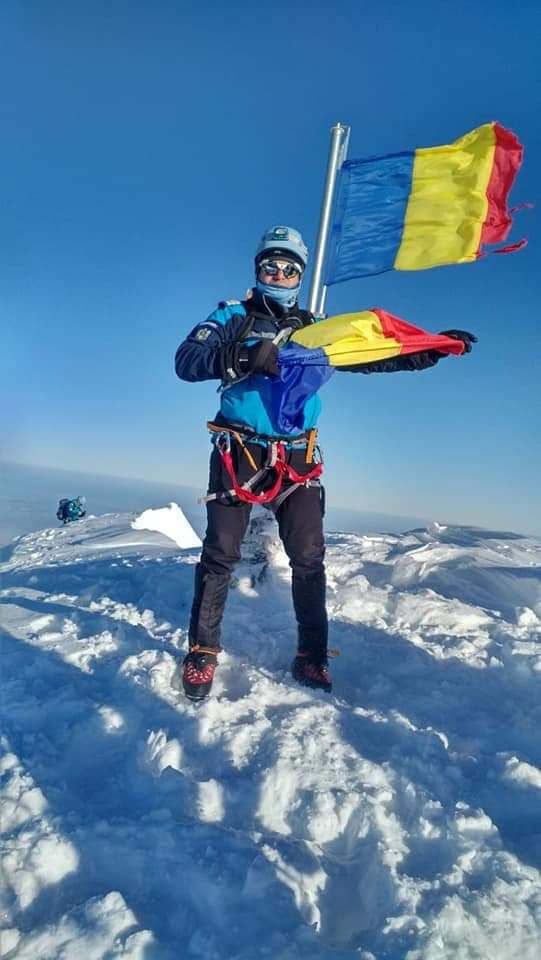FOTO/ Jandarmii montani au arborat steagul României pe Vârful Moldoveanu