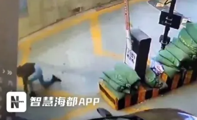 O șoferiță din China și-a făcut praf mașina, după ce a coborât și a lăsat-o în pantă, fără să tragă frâna de mână. Automobilul în derivă a lovit un SUV