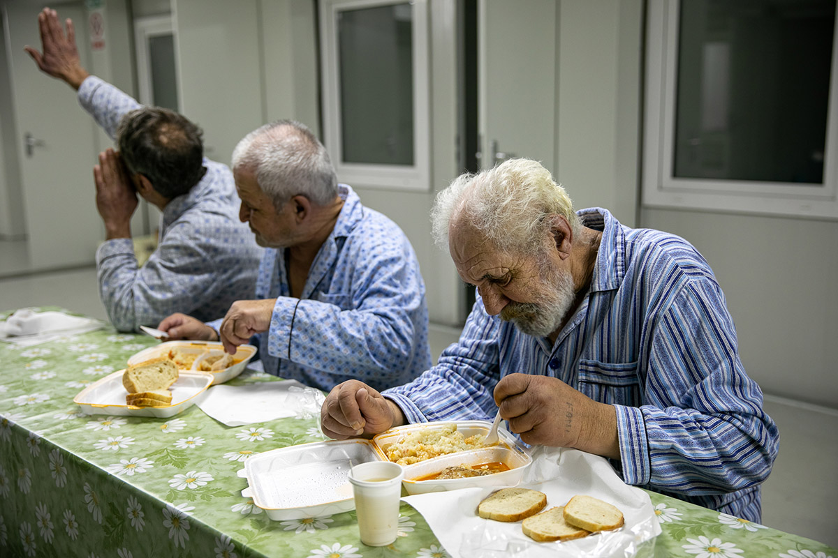 Cum e noaptea dintre ani pentru oamenii fără adăpost,  care abia își duc zilele. Revelion cu urme de artificii pe cer și o felie de tort de ciocolată