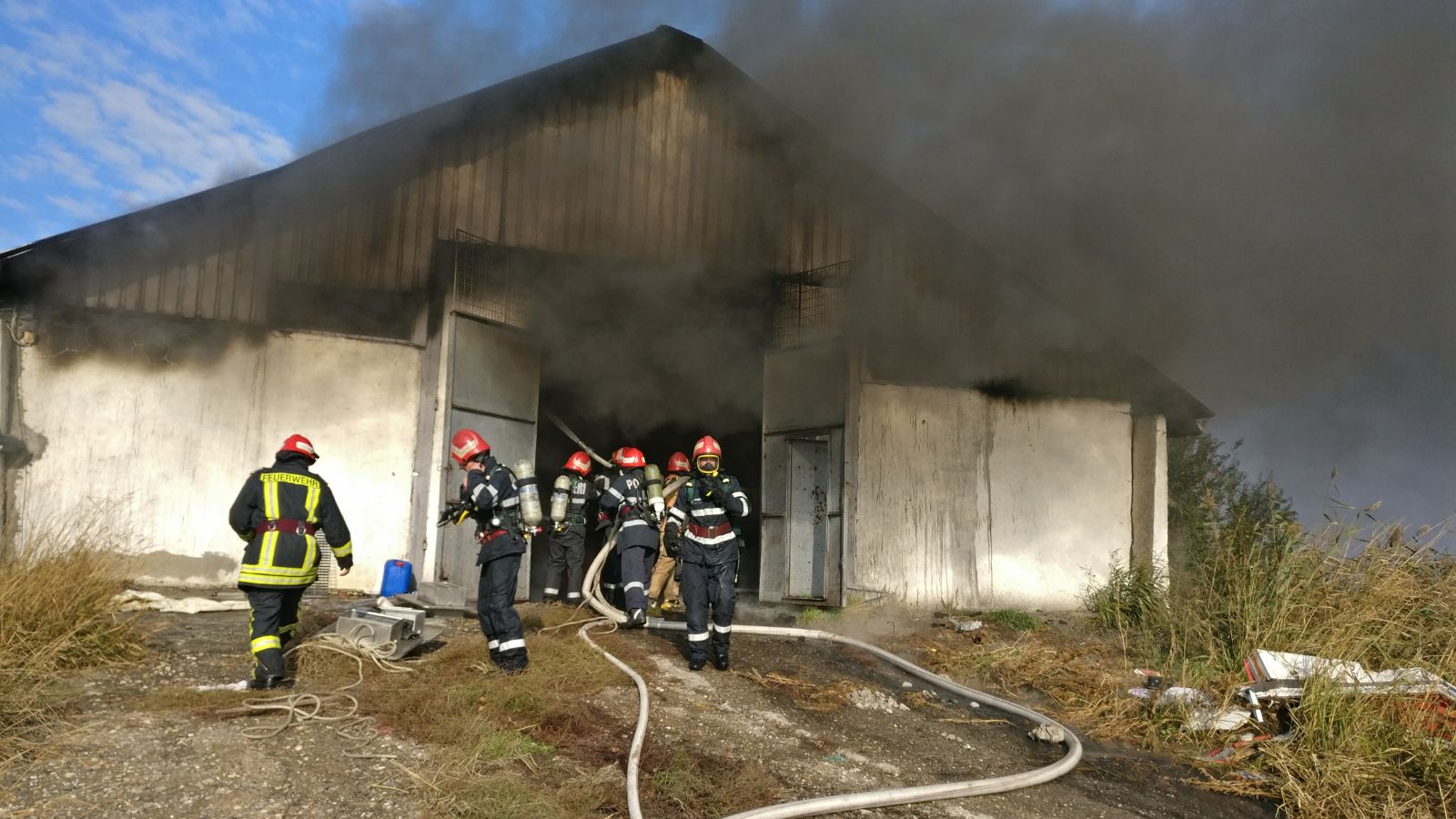 FOTO&VIDEO/ Incendiul de la un depozit de materiale plastice din Tulcea a pornit din cauza unor lucrări de sudare