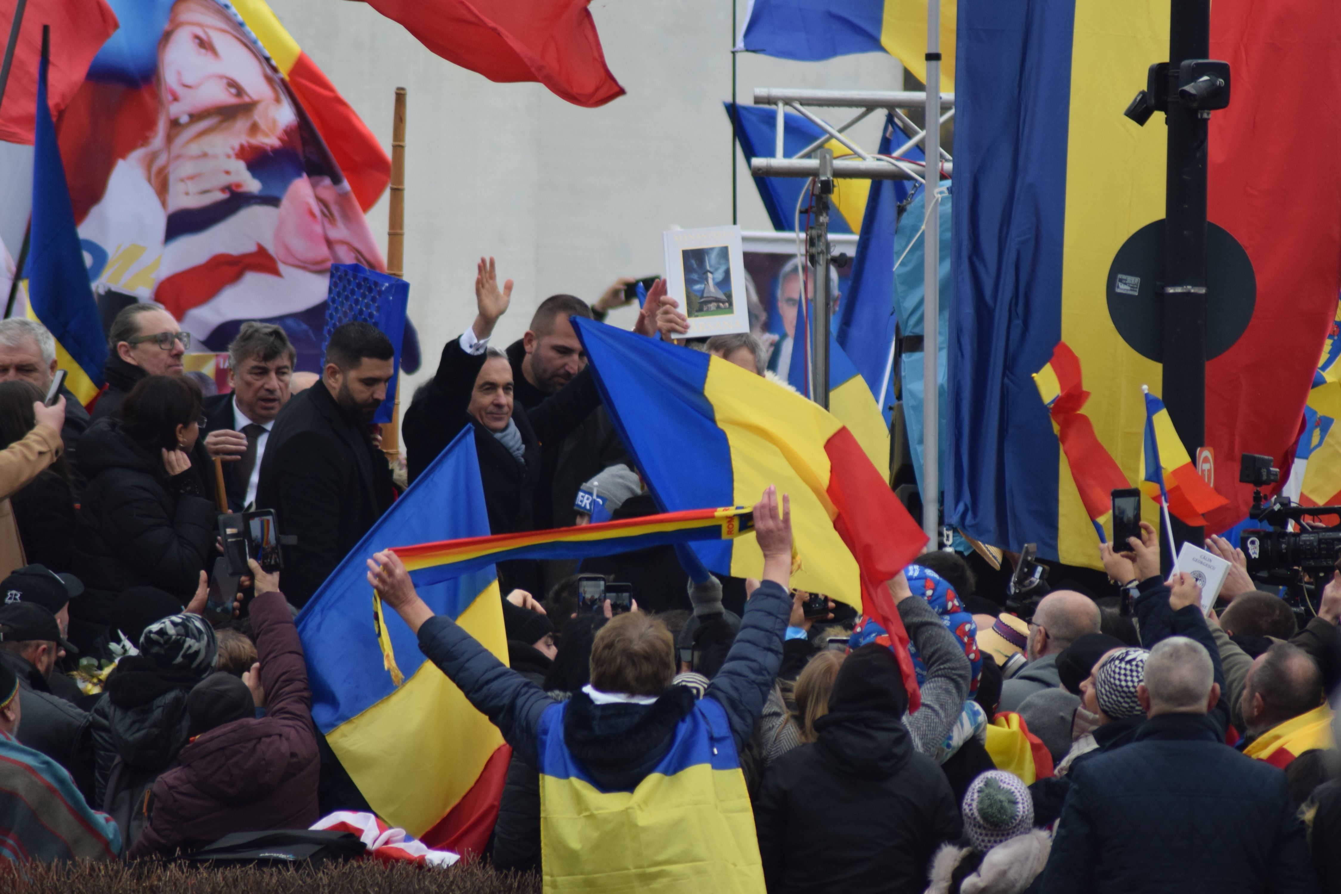 Ziua Națională în Suveranistan. Cum au ocupat Alba Iulia fanii lui Georgescu, Simion și Șoșoacă. Huiduieli fără precedent la intonarea imnului