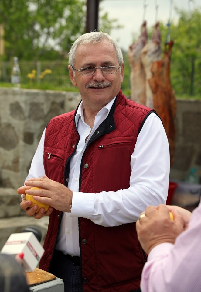 FOTO | Dragnea a făcut friptură şi bulz cu oierii din Poiana Sibiului. Liderul PSD va apărea din nou la Viața Satului!