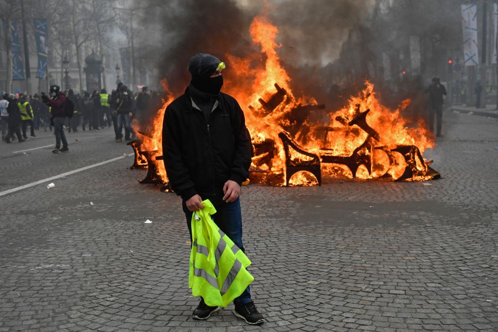 UPDATE | Noi violențe la protestele „vestelor galbene” în Paris! Peste 100 de oameni au fost reținuți | FOTO&VIDEO