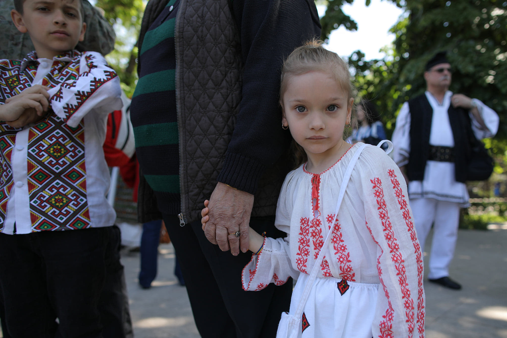 Zeci de oameni au defilat în costume populare, de ziua națională a portului tradițional din România / FOTO