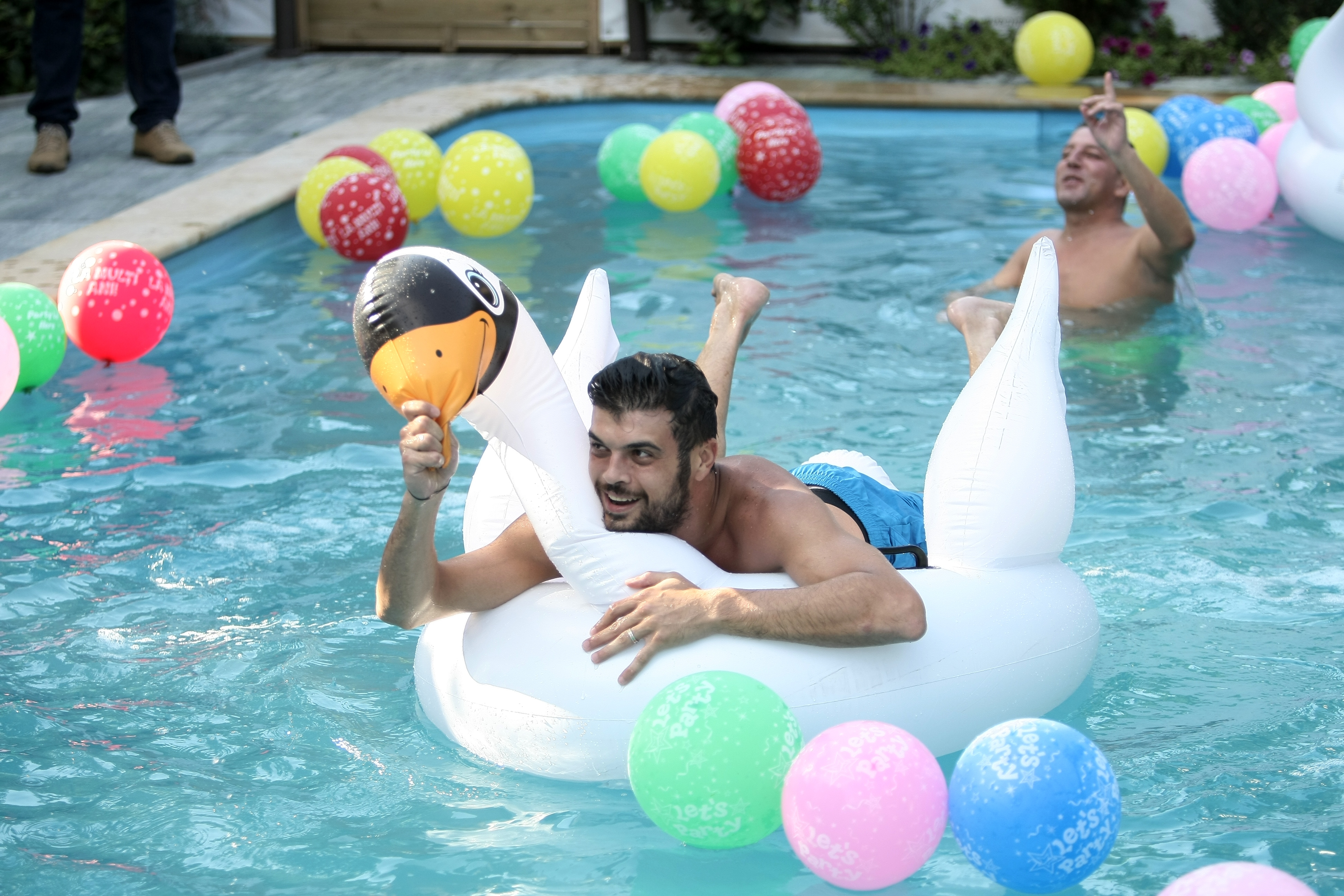 VIDEO EXCLUSIV/ Imagini de senzație cu soțul Oanei Roman la o petrecere. S-a dezbrăcat și s-a aruncat în piscină
