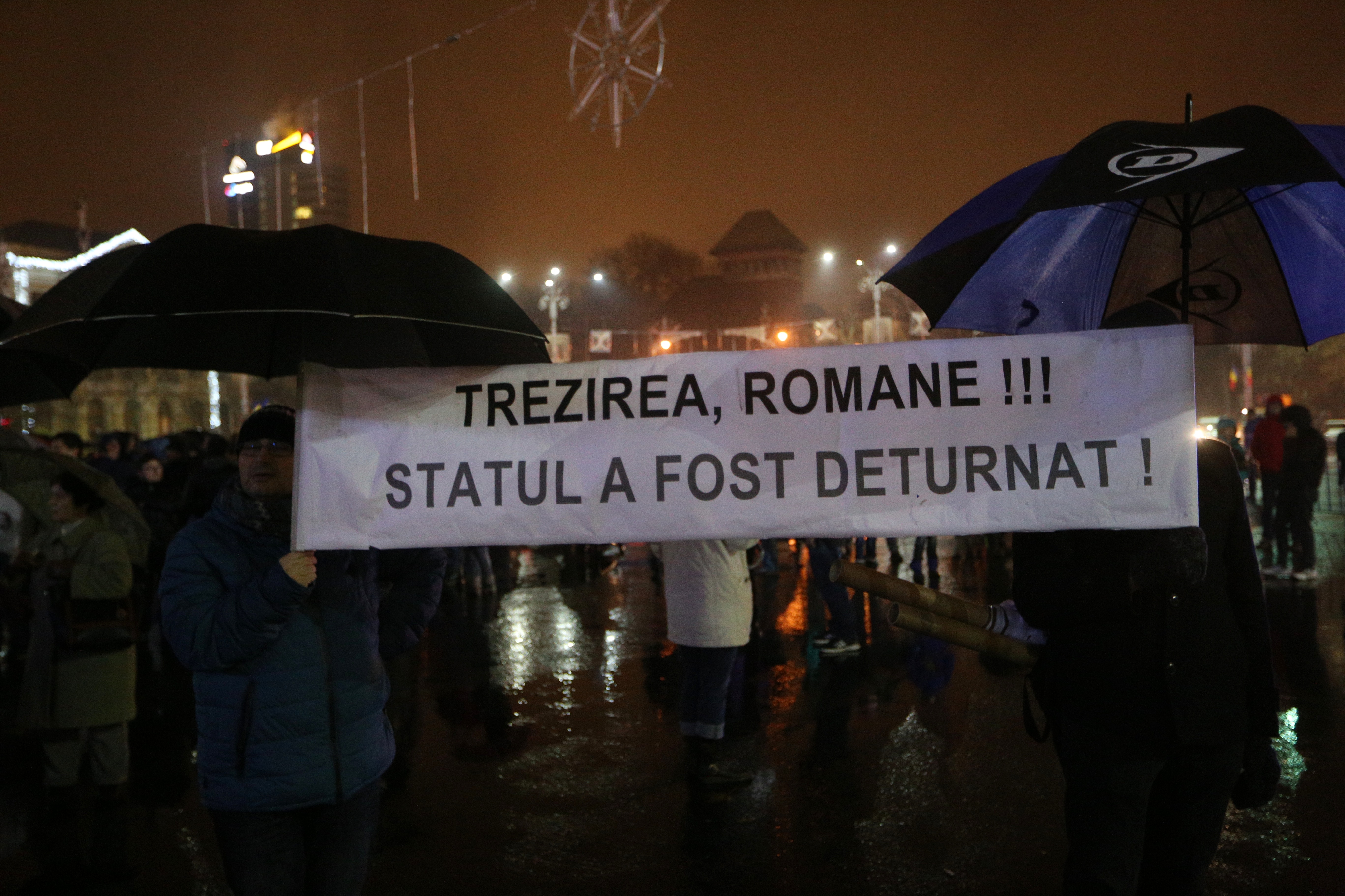 UPDATE. Protest în Piața Victoriei, de 1 Decembrie. Peste 2.000 de oameni s-au adunat la Guvern - VIDEO