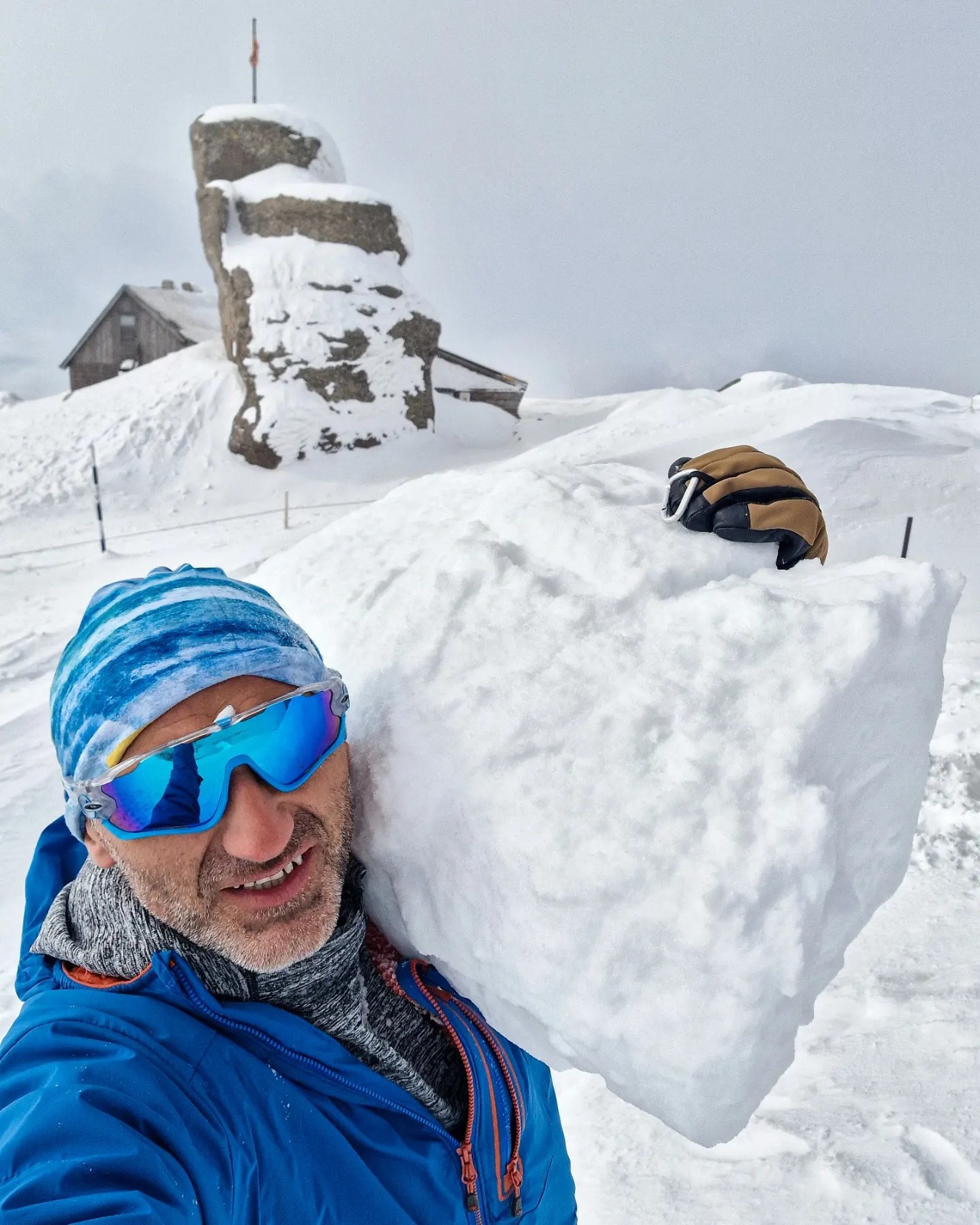 Românul care trăiește la cea mai înaltă altitudine din Bucegi. Ce sfaturi le dă turiștilor surprinși de furtună pe creastă: „Sunt două lucruri banale care le pot salva viața”