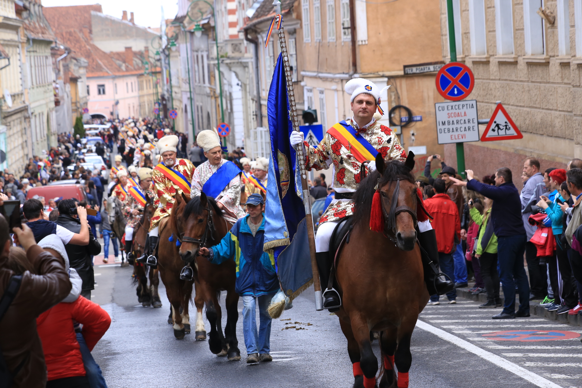 Mii de oameni au asistat la Parada Junilor la Brașov | GALERIE FOTO
