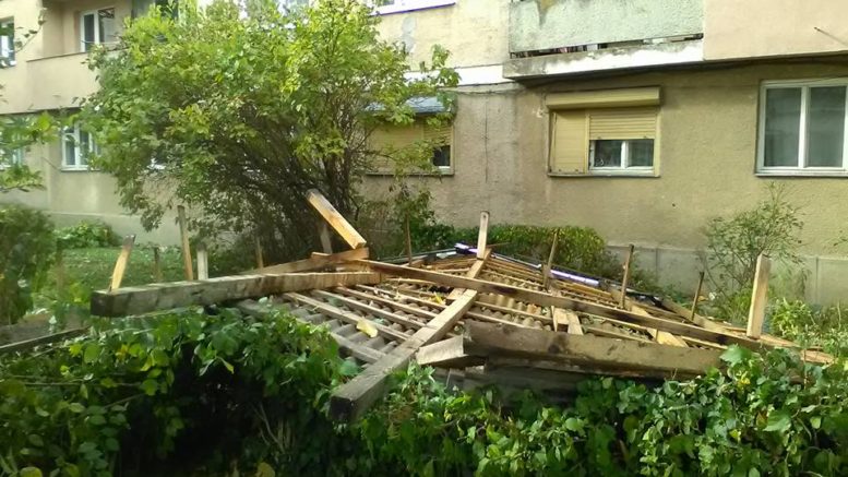 Acoperișurile mai multor blocuri din Satu Mare, smulse de vântul puternic. Vijelia a distrus și acoperișul unei biserici / FOTO