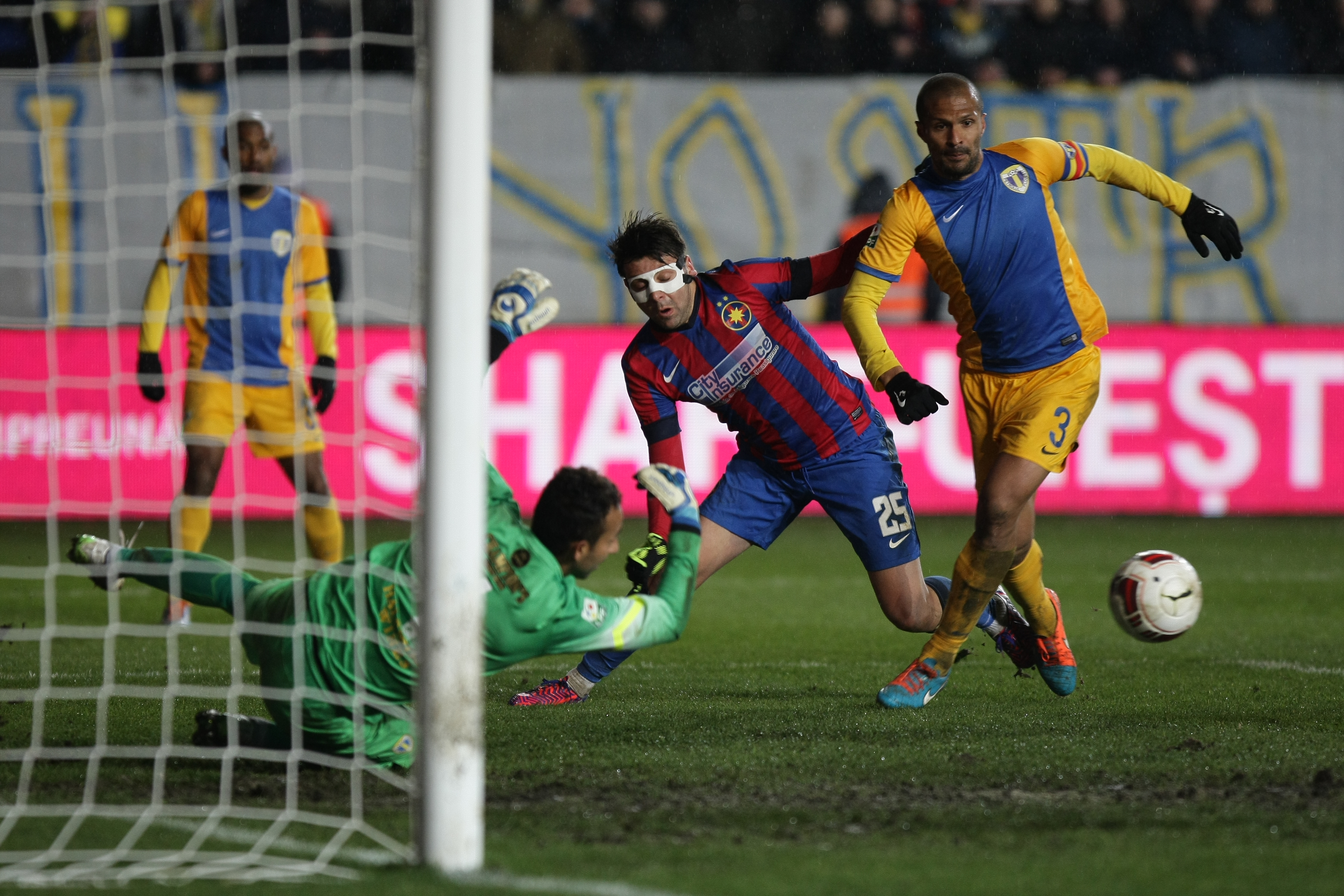Cupa României, semifinale: PETROLUL - STEAUA 1-1. Arbitru ComănesKO / VIDEO