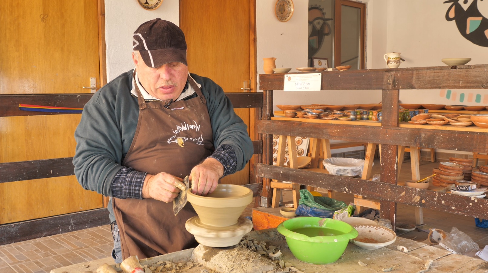 CAMERA ASCUNSĂ | Nemiloasa economie de piață. Ceramica de Bulgaria oprește roata olarilor din Horezu