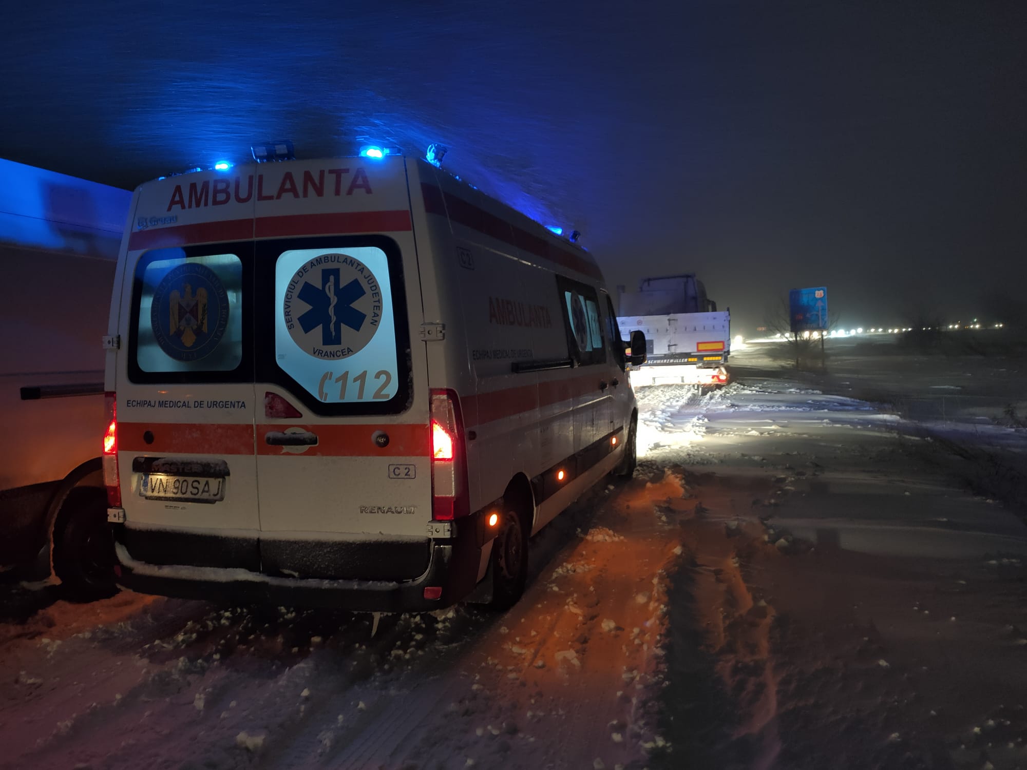 Ambulanță care transporta un pacient la spital, blocată în drum din cauza unui TIR derapat pe șosea, în Vrancea