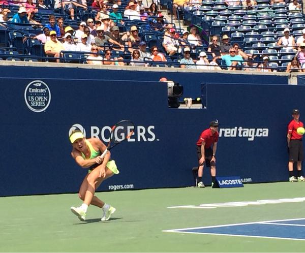 Comentatorii străini sunt șocați de numărul mare de români care o încurajează pe Simona Halep în Canada: ^”Este cea mai iubită jucătoare de tenis a lumii”! GALERIE FOTO