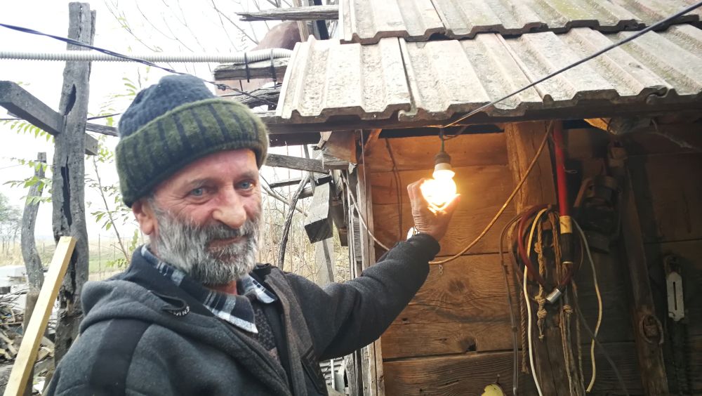 CENTENAR SOLIDAR/ Viața cu 4 lei pe zi. Cu pensia de boală tăiată, Costel Voinac împarte ziare pentru o pâine și-o conservă