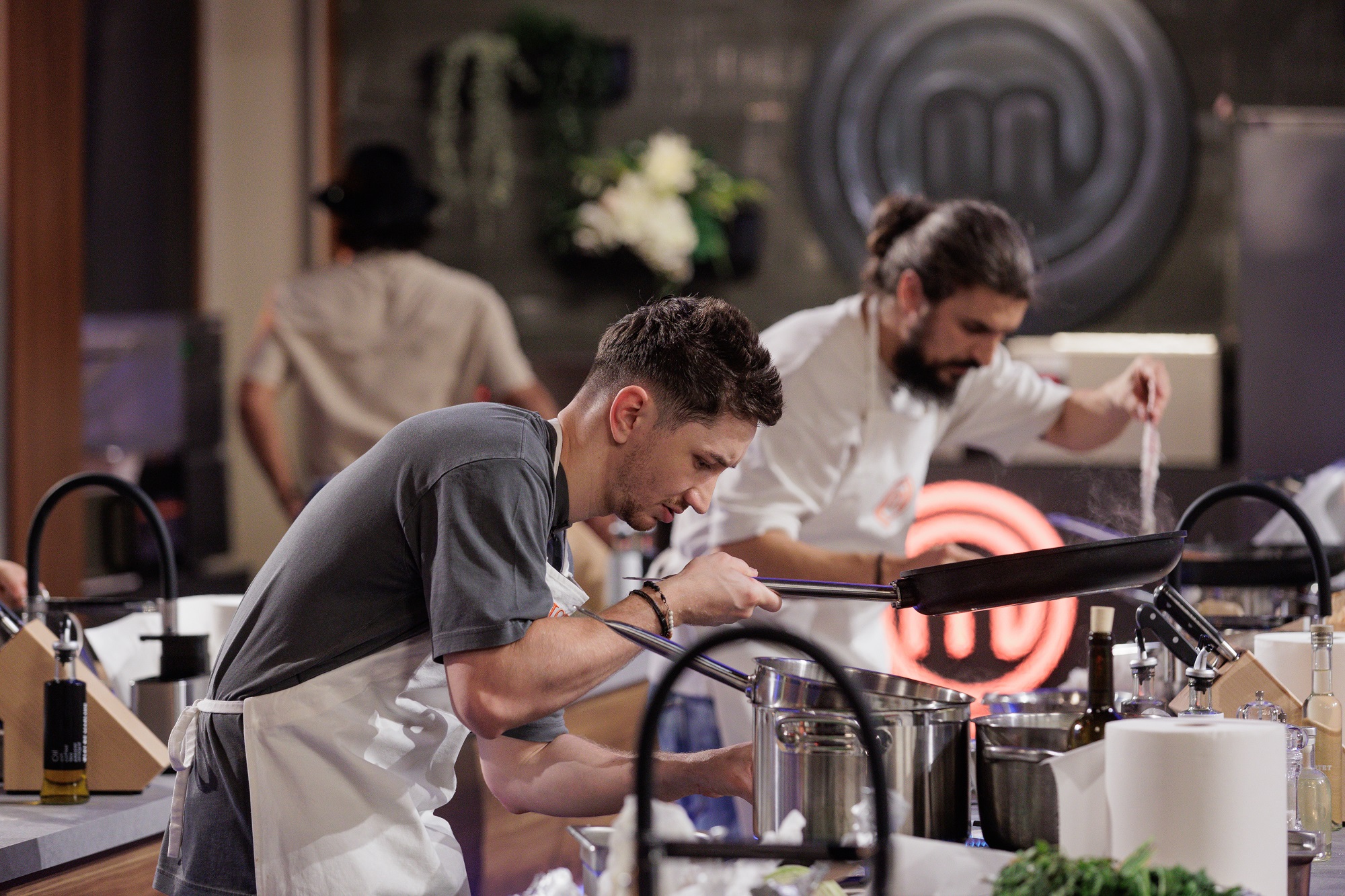 10 concurenți MasterChef sezonului 9 vor găti în această seară, alături de campioni din sezoanele anterioare. „M-am emoționat tare”