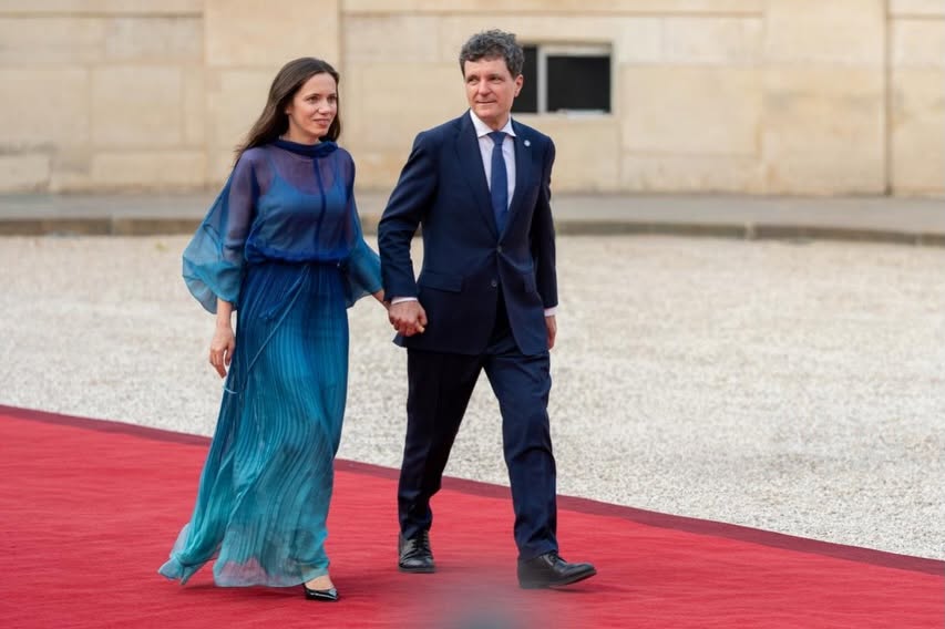 Imagini rare cu Mirabela Grădinaru și președintele României, Nicușor Dan, la dineul oferit de Emmanuel Macron. Stil și eleganță la Palatul Élysée