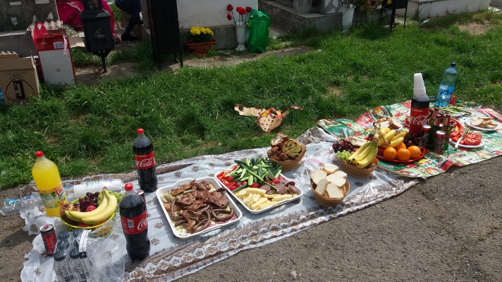 VIDEO | Petrecere cu grătare printre mormintele dintr-un cimitir din Ploiești