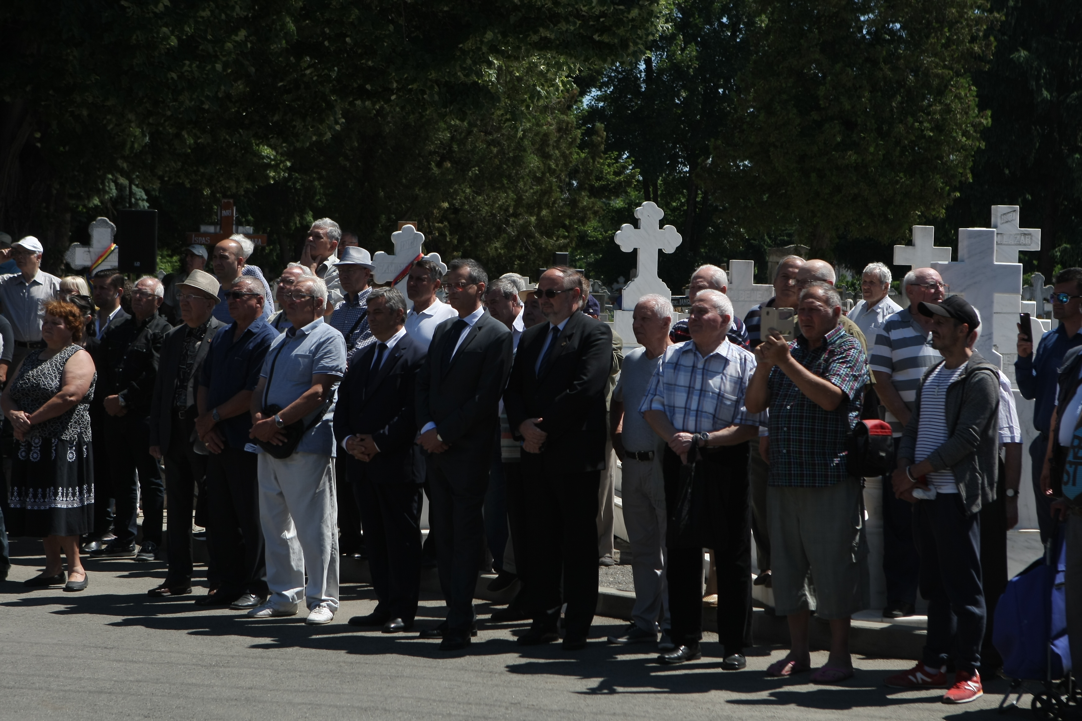 GALERIE FOTO&VIDEO/ Cristian Țopescu, înmormântat cu onoruri militare, la Cimitirul Ghencea Militar din București