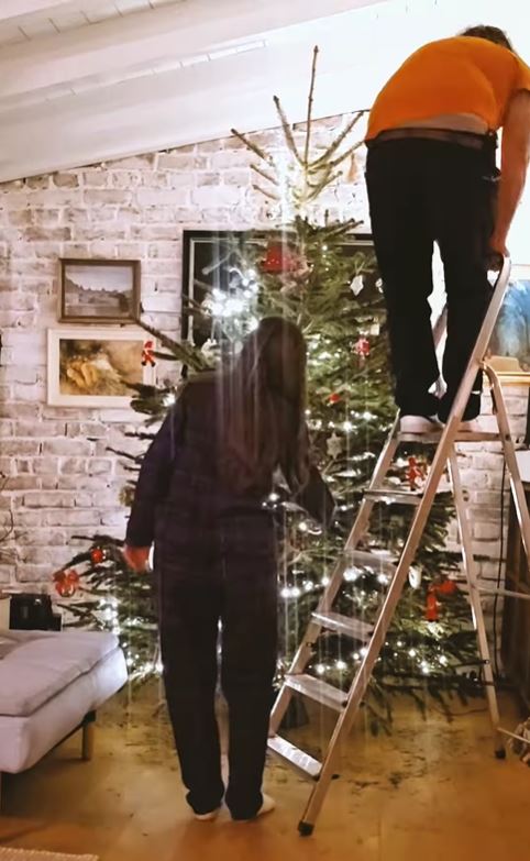Imagini din sufrageria Danei Rogoz, decorată de Crăciun. A împodobit bradul alături de cei doi copii