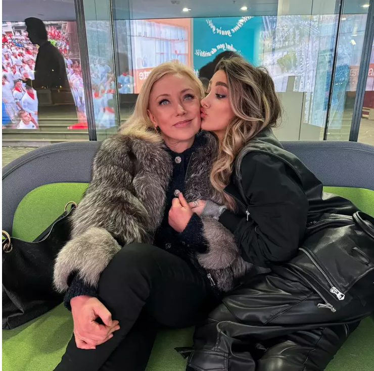 Lucia Bubulac, prima soție a lui Cătălin Crișan, a împlinit 61 de ani. Cum arată acum medicul de familie și ce mesaj i-a transmis fiica ei, Daria