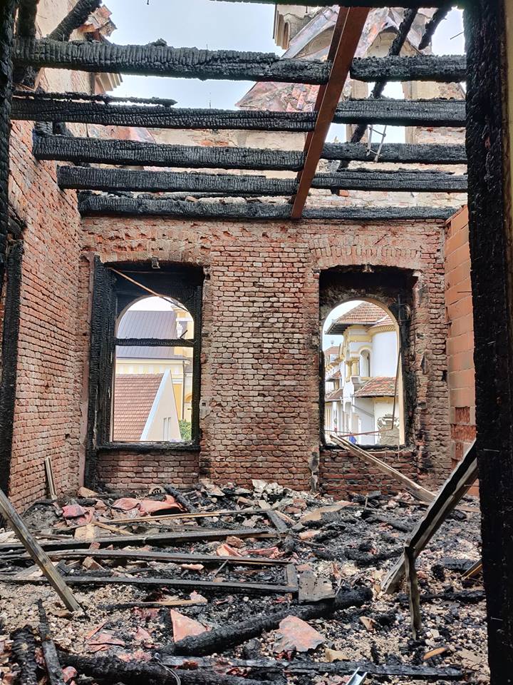 Cum arată Palatul Episcopal din Oradea după incendiul devastator. Imagini din interiorul clădirii de patrimoniu, publicate de Prefectura Bihor