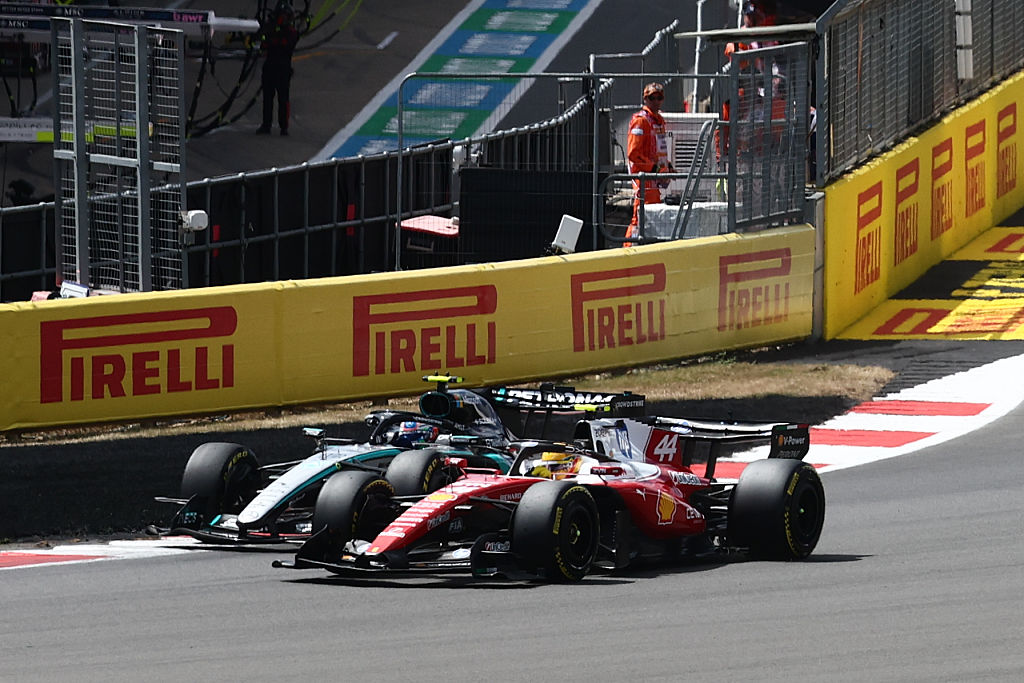Kimi Antonelli óriásit csatázott Lewis Hamiltonnal, megnyerte a sprintfutamot Angliában