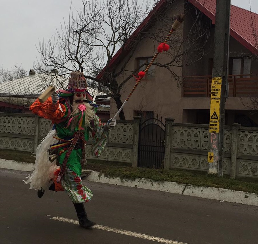 VIDEO&FOTO/ Nea Mircea Platon, ultimul făuritor al măștilor purtate de cetele de flăcăi din Ruginoasa. E o muncă de 5 săptămâni, iar costul unei măști pornește de la 1.000 de lei