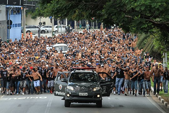 Tragedie în Brazilia. Un mort şi şapte răniţi într-un război al galeriilor / GALERIE FOTO&VIDEO