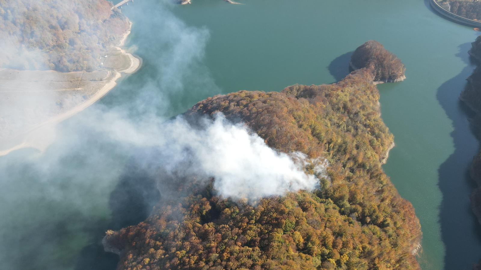 Intervenție cu 20 de pompieri la Barajul Paltinu, după un incendiu de pădure izbucnit în urmă cu o zi