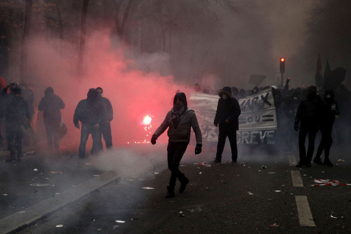 Lupte de stradă la Paris. Franța, paralizată de 1,5 milioane de oameni care au participat la o grevă  masivă provocată de reforma pensiilor