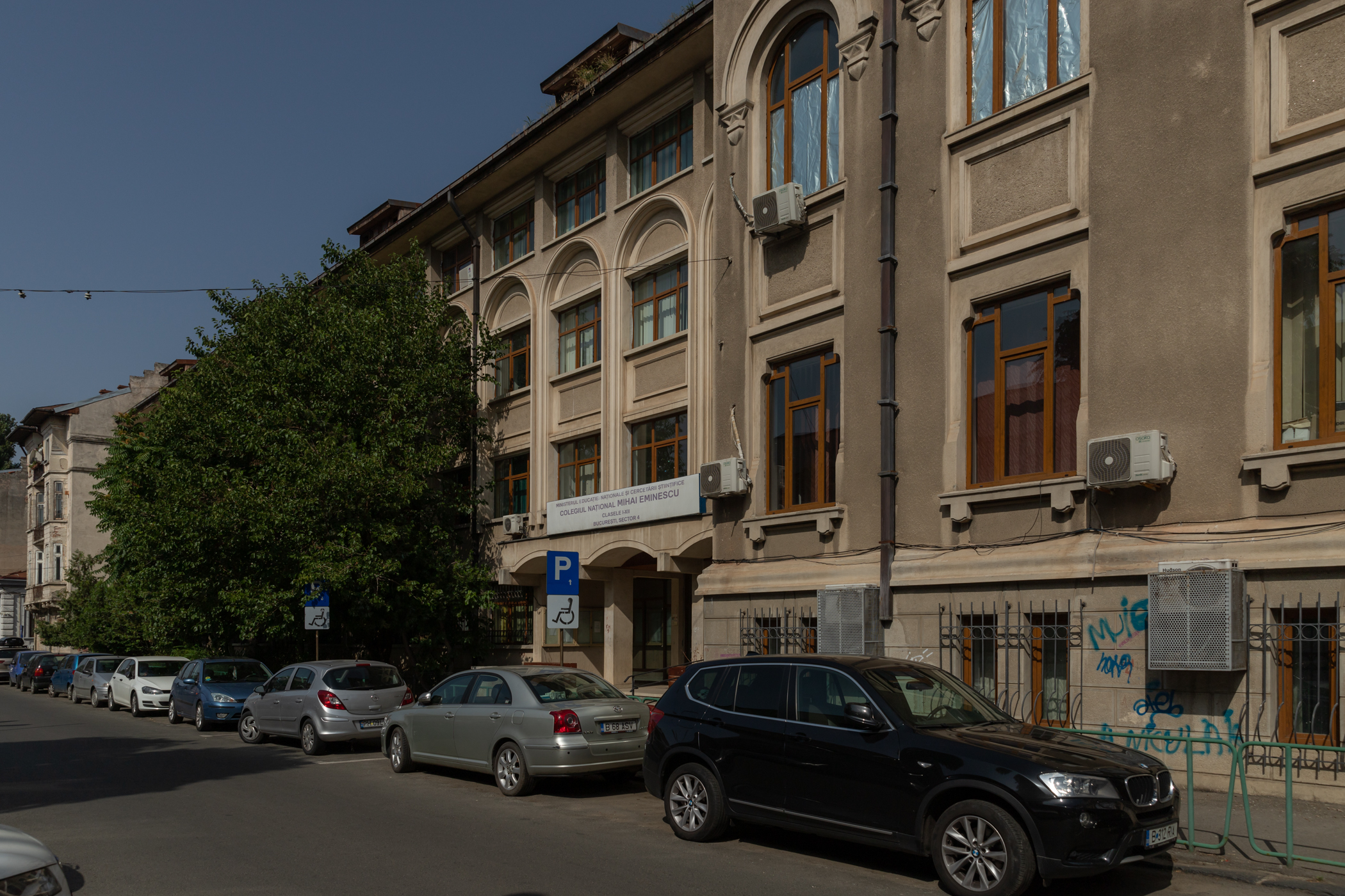 Mii de elevi din sectorul 4, mutați de primărie „temporar” în alte locații, pentru consolidări care nu au început nici după 2 ani