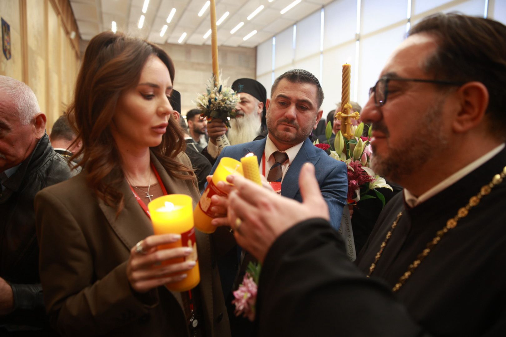 Sfânta Lumină de la Ierusalim a ajuns în România: „Este semnul că iubirea lui Dumnezeu nu moare niciodată”