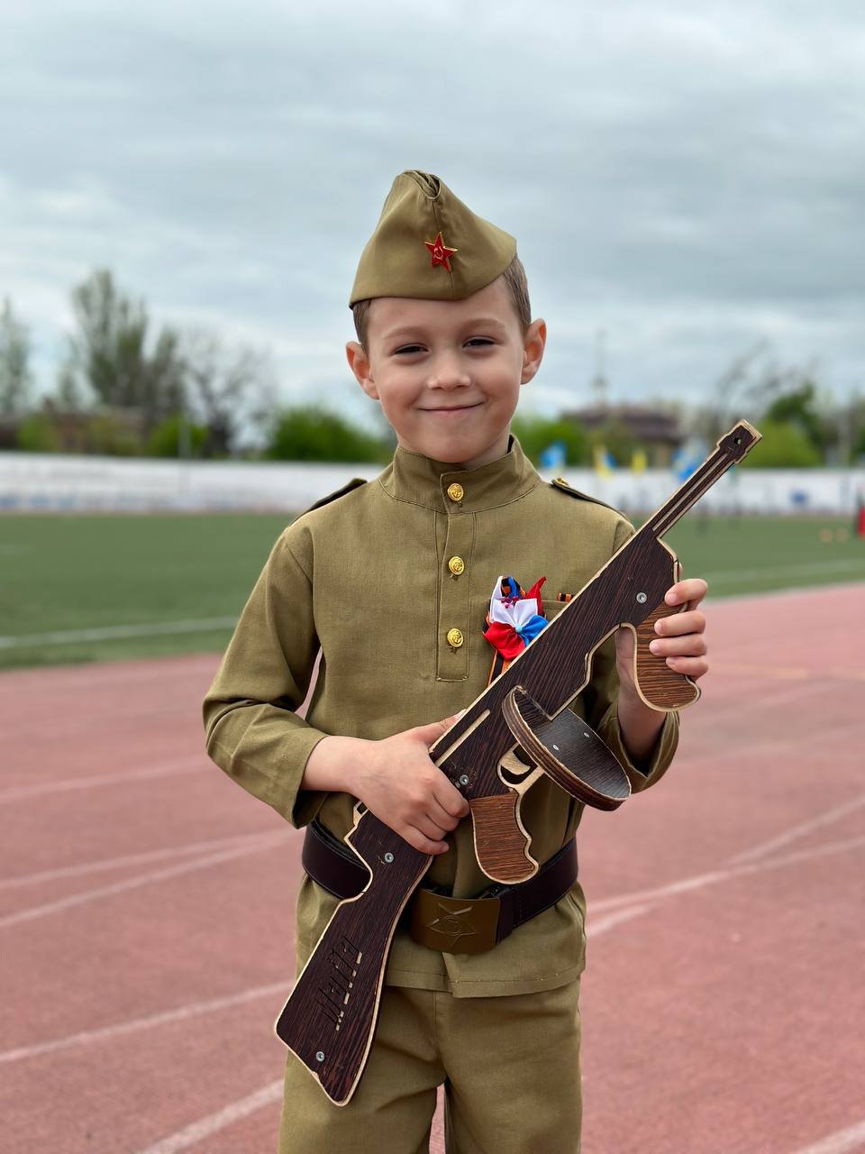 Paradă militară a grădinițelor, pe un stadion dintr-un oraș rusesc din apropierea Ucrainei, pe coasta Mării Azov