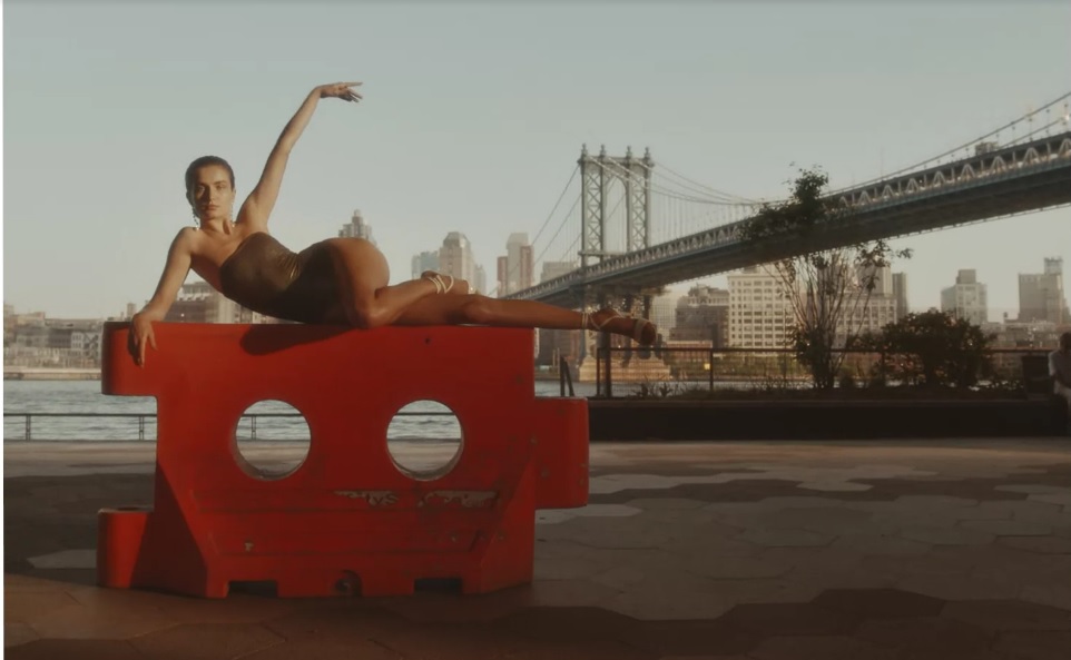 Andreea Diaconu, aproape goală pe străzile din New York! Cea mai îndrăzneață ședință foto pentru costume de baie!