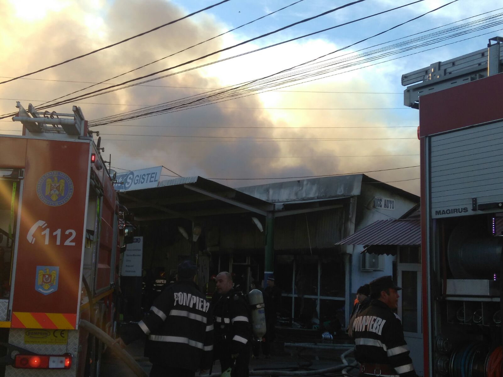 UPDATE: Incendiu violent din Câmpina, stins de pompieri. Focul ar fi pornit din cauza unui cablu defect / FOTO