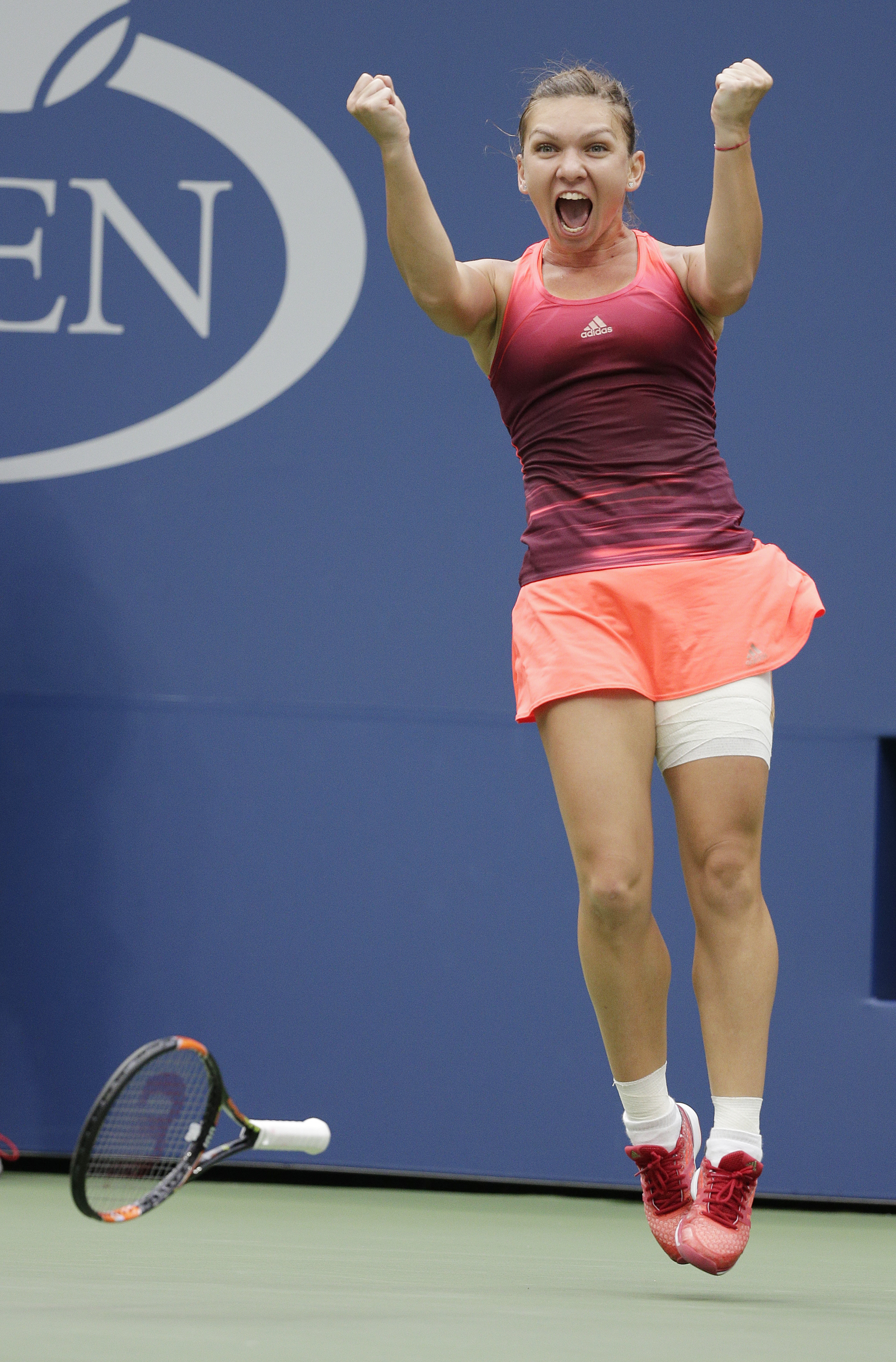 Superperformanţă realizată de Simona Halep, care a învins-o pe Victoria Azarenka, în trei seturi, şi s-a calificat în semifinalele de la US Open. Românca a condus ostilităţile în primul set, l-a cedat pe cel secund, dar a fost formidabilă în decisiv. Meciul a fost întrerupt o oră în ultimul act din cauza ploii. Simona a egalat performanţa Irinei Spârlea din 1997 / LIVE BLOG & SUPERGALERIE FOTO