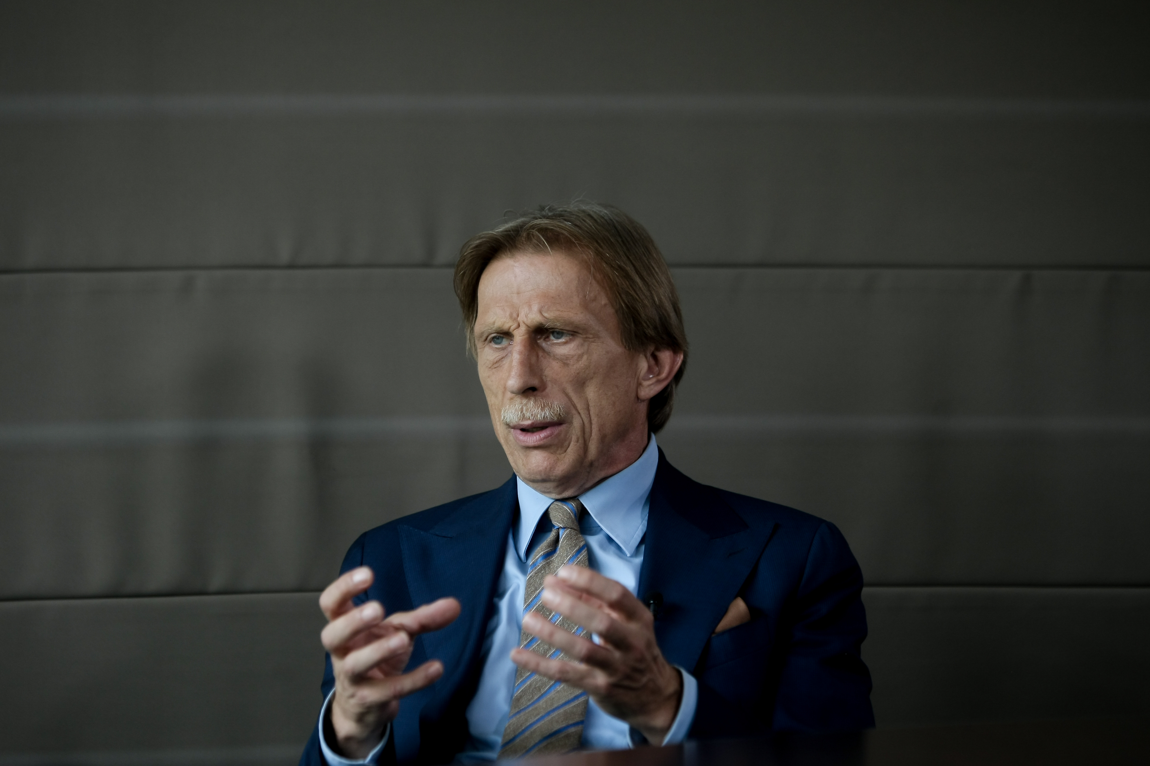 Neamțul Christoph Daum, selecționerul României, într-o confesiune sinceră: ”Viața e un dar pentru mine. Am avut o boală grea, dar am primit a doua șansă. Sunt norocos”. Cum pregătește debutul în preliminariile CM 2018 | EXCLUSIV&FOTO%VIDEO